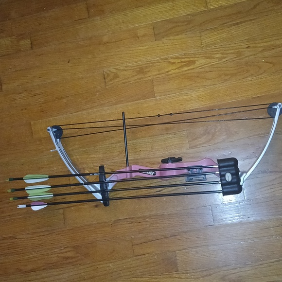Bear Brave 3 Youth Compound Bow Pink 26" right handed. - Picture 8 of 8